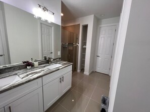 Douche, séchoir à cheveux, serviettes fournies, savon