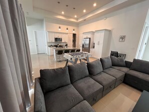 Smart-TV, Tischfußball, Tischtennisplatte