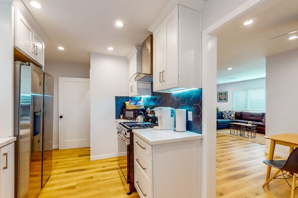 Kühlschrank, Mikrowelle, Ofen, Herdplatte