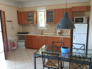 Fridge, microwave, stovetop, dishwasher