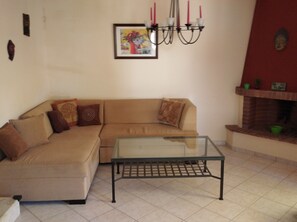 Fireplace - Spacious two room apartment with patio, 5 min walk from the beach (Skala Fourkas)