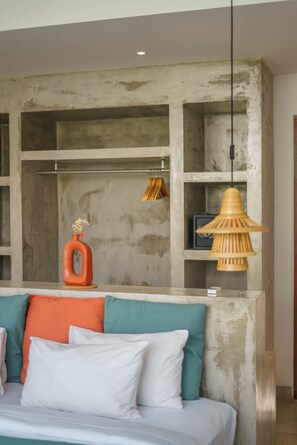 2 bedrooms, in-room safe, desk, iron/ironing board