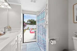 Dusch, hårtork, handdukar och tvål