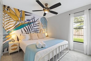 4 chambres, bureau, fer et planche à repasser, lit parapluie