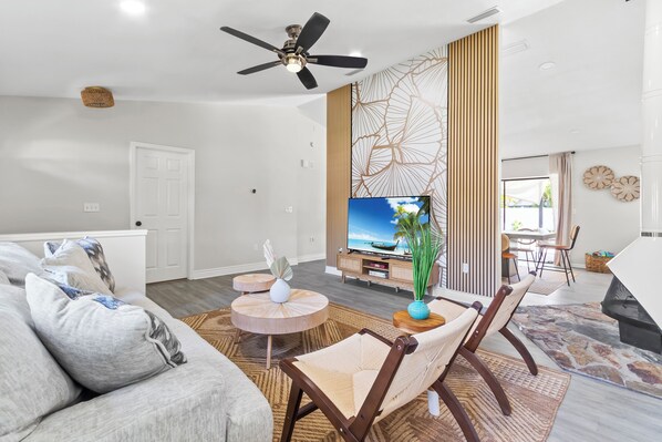 Smart-tv, eldstad, bordsfotboll och böcker