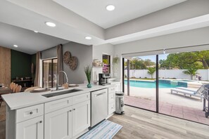 Fridge, microwave, oven, stovetop - Bohemian Tropical Paradise Palm Harbor. Pool Home. 10mins to Honeymoon Island.  (Palm Harbor)