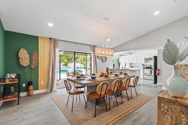 Dining - Bohemian Tropical Paradise Palm Harbor. Pool Home. 10mins to Honeymoon Island.  (Palm Harbor)