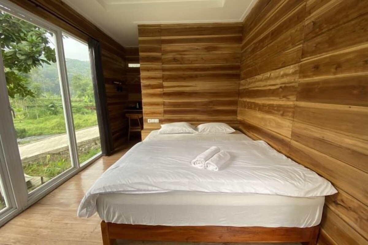 WiFi (free), bed sheets