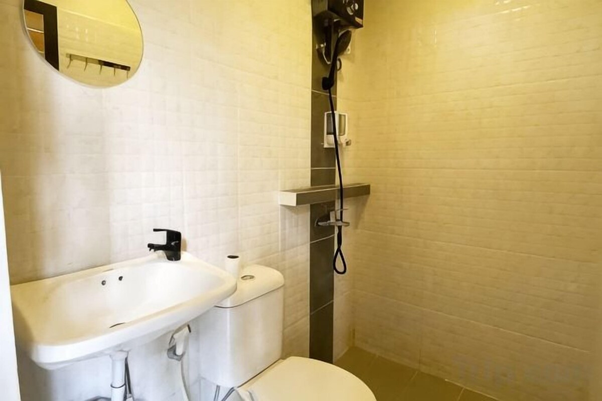 Free toiletries, towels, toilet paper