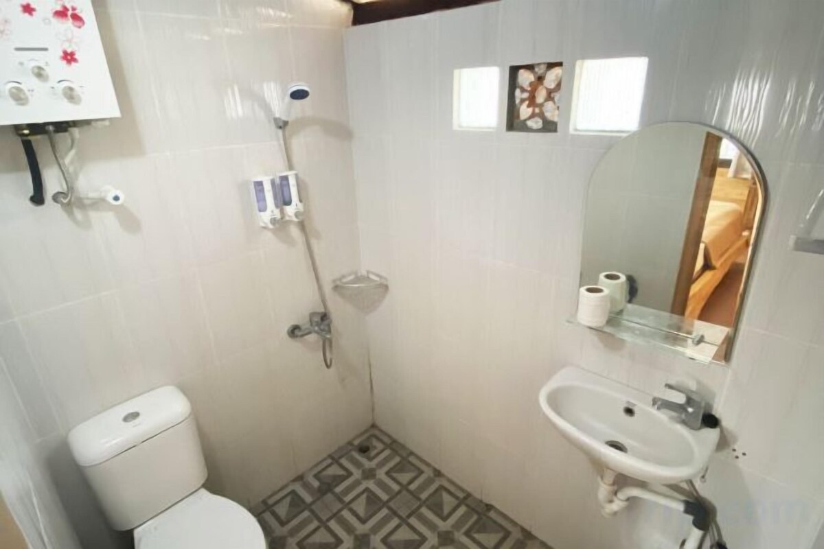 Bathroom | Free toiletries, towels, toilet paper