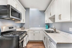 Jääkaappi, mikroaaltouuni, liesi, kahvin-/teenkeitin