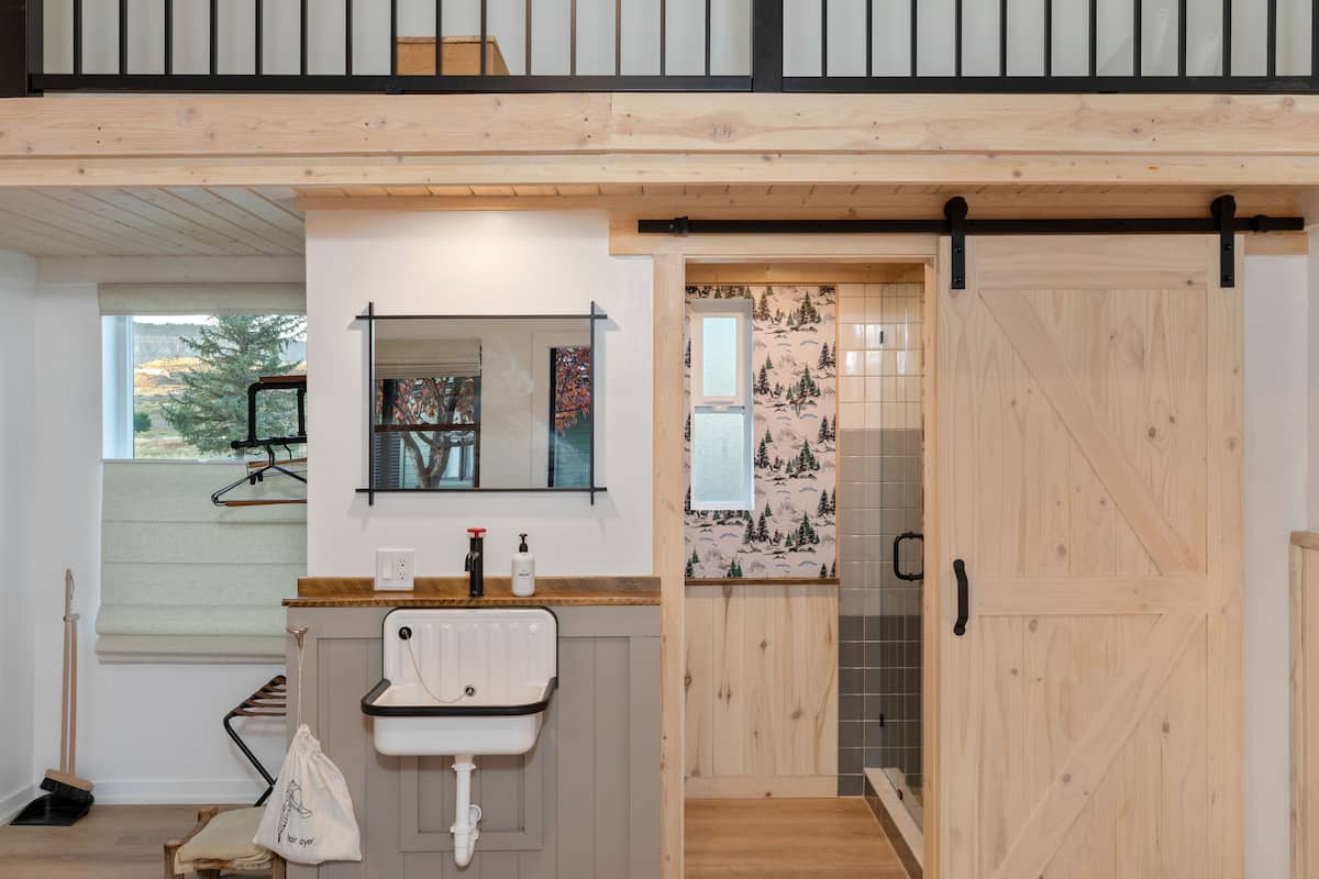 Studio | Badkamer | Een douche, een haardroger, handdoeken, zeep