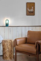 Patio King Room, Pet Friendly | 高档床上用品、加厚床垫、熨斗/熨板、旅行婴儿床