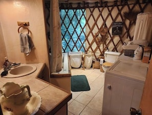 Douche, sèche-cheveux, serviettes fournies, savon