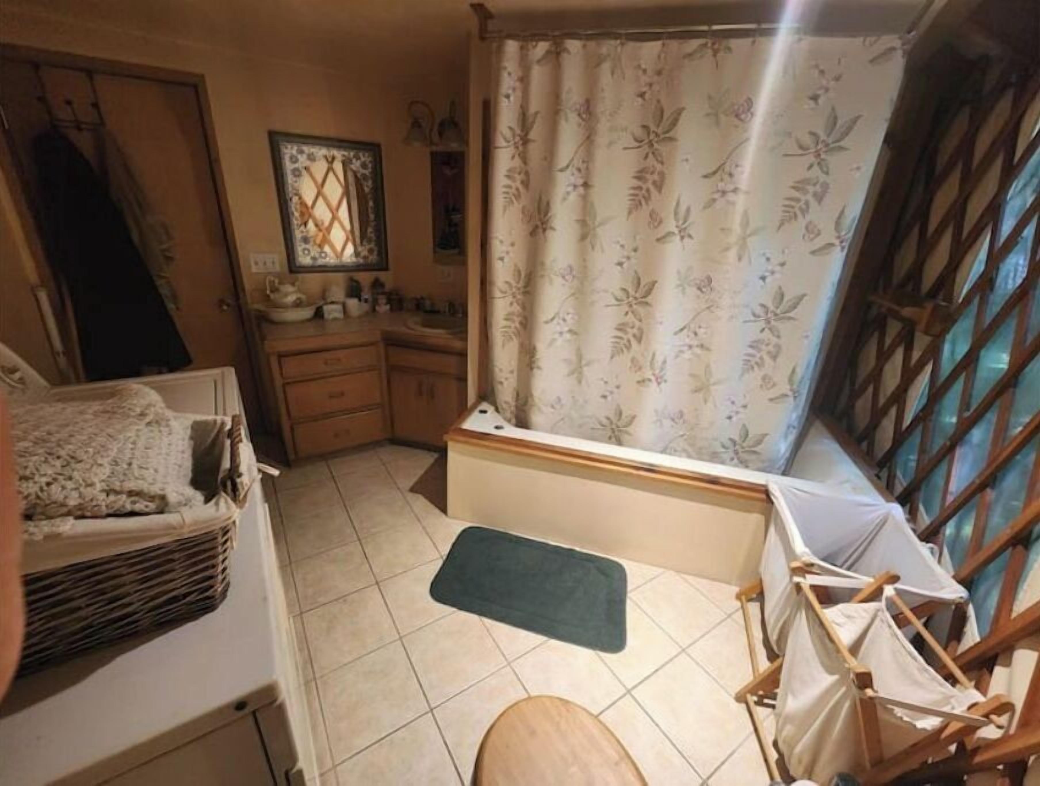 2 habitaciones, escritorio, tabla de planchar con plancha y wifi gratis 