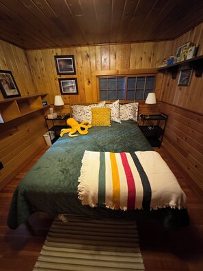 1 bedroom, WiFi, bed sheets - Small waterfront cabin with private dock on beautiful McGregor Lake (Marion)