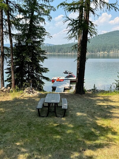 Small waterfront cabin with private dock on beautiful McGregor Lake