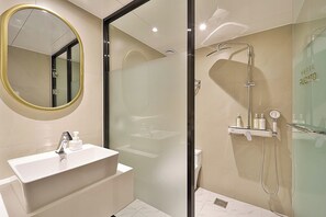 Habitación de lujo con 2 camas individuales | Baño | Artículos de higiene personal ecológicos, secador de pelo y albornoces