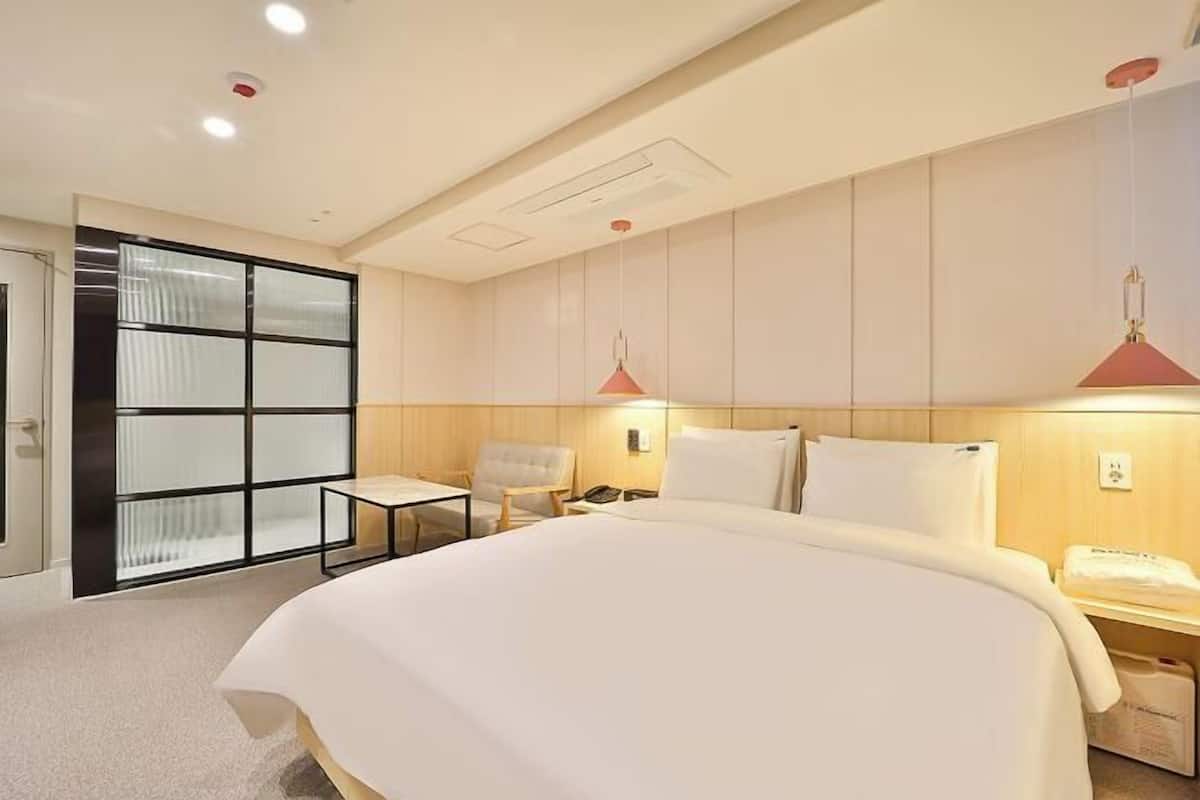 1 bedroom, Egyptian cotton sheets, premium bedding, down duvets