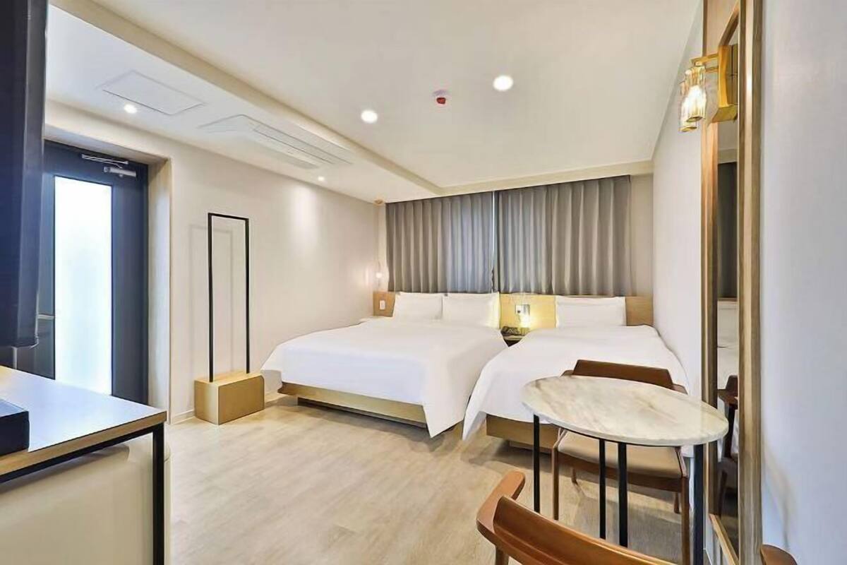 1 bedroom, Egyptian cotton sheets, premium bedding, down duvets
