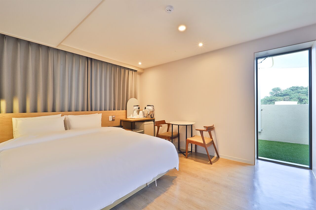 Suite Terrace | 埃及棉床单、高档床上用品、羽绒被、办公桌