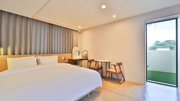 Suite Terrace | Egyptian cotton sheets, premium bedding, down comforters, desk