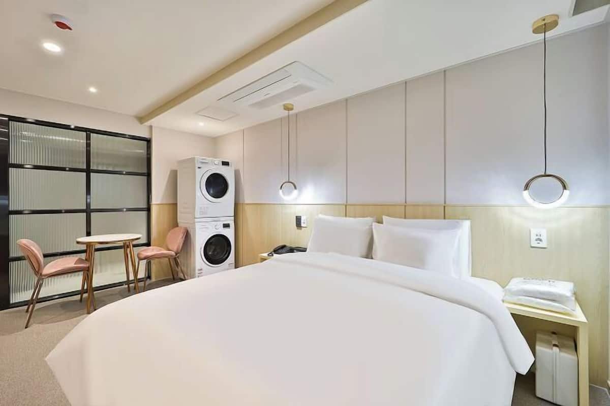 1 bedroom, Egyptian cotton sheets, premium bedding, down duvets