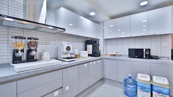 Egyptian cotton sheets, premium bedding, down comforters, desk