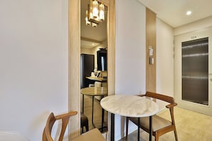 Luxe Twin kamer | Lakens van Egyptisch katoen, luxe beddengoed, donsdekens, een bureau