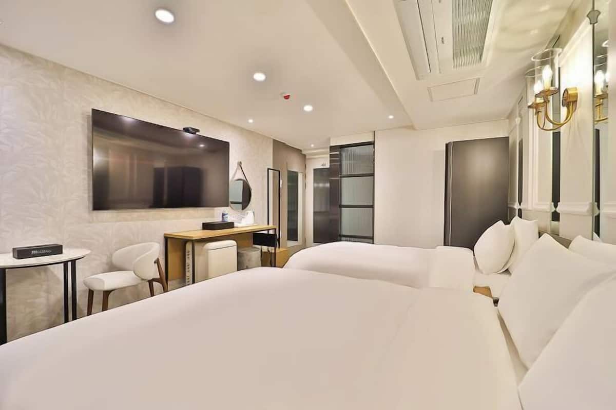 1 bedroom, Egyptian cotton sheets, premium bedding, down duvets