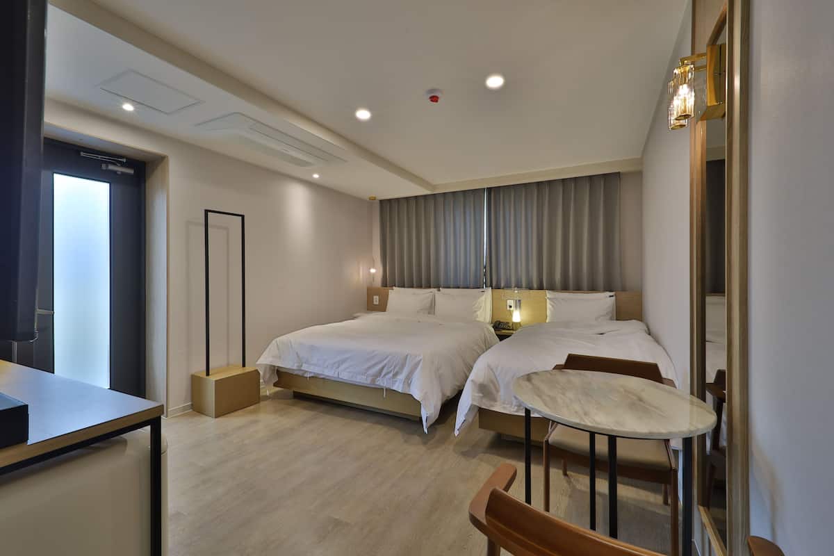 Habitació amb dos llits individuals de luxe | Llençols de cotó egipci, roba de llit d'alta qualitat i cobrellits