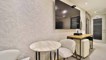 Deluxe Twin Room | Egyptian cotton sheets, premium bedding, down duvets, desk