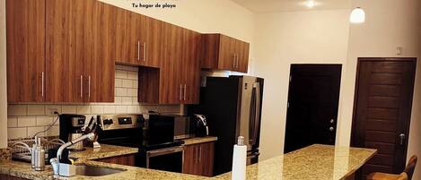 Microondas, horno y placa de cocina