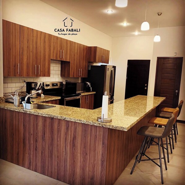 Micro-ondes, four, plaque de cuisson