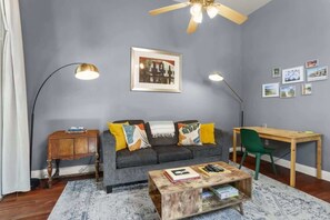 TV - POOL! 2bd shotgun w/ incredible outdoor space! (New Orleans)