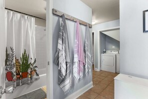 Dusche, Haartrockner, Handtücher