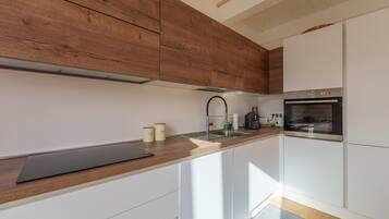Fridge, oven, stovetop, dishwasher
