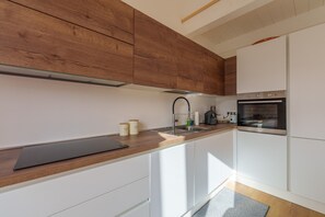 Frigorifero, forno, piano cottura, lavastoviglie