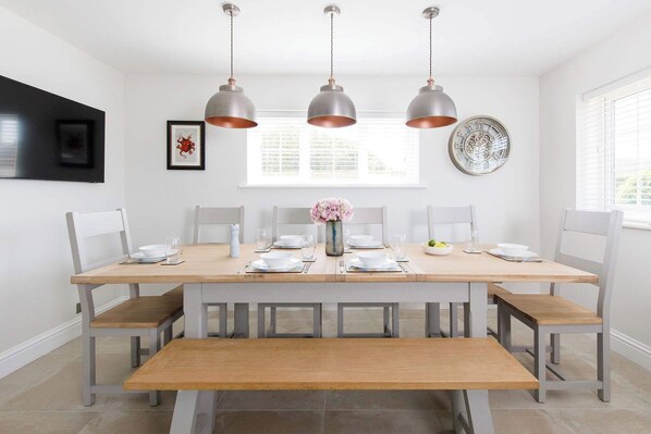 Dining - Beach house for 10 with hot tub & garden (West Wittering)