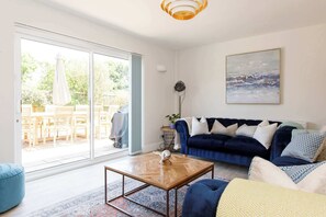 TV, peis, bøker og kontorer