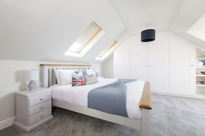 4 bedrooms, desk, iron/ironing board, travel crib