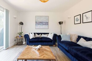 TV, peis, bøker og kontorer