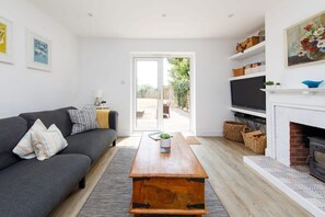 Televisión, chimenea, reproductor de DVD y oficina 