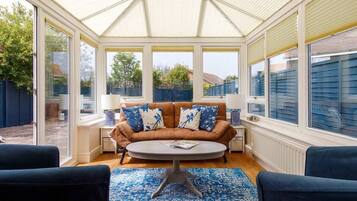 Una televisión, una oficina