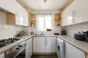 Fridge, microwave, oven, stovetop - Wonderful Seafront Home - Panoramic Ocean Views (Selsey)