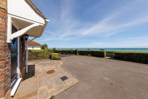 Property grounds - Wonderful Seafront Home - Panoramic Ocean Views (Selsey)