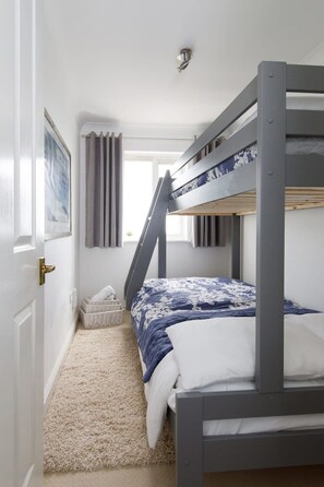 3 bedrooms, iron/ironing board, WiFi, bed sheets