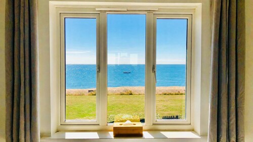 Wonderful Seafront Home - Panoramic Ocean Views