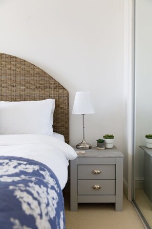 3 bedrooms, iron/ironing board, WiFi, bed sheets - Wonderful Seafront Home - Panoramic Ocean Views (Selsey)