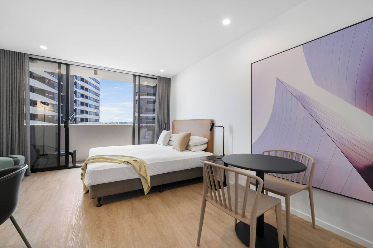 Desk, laptop workspace, iron/ironing board, free WiFi